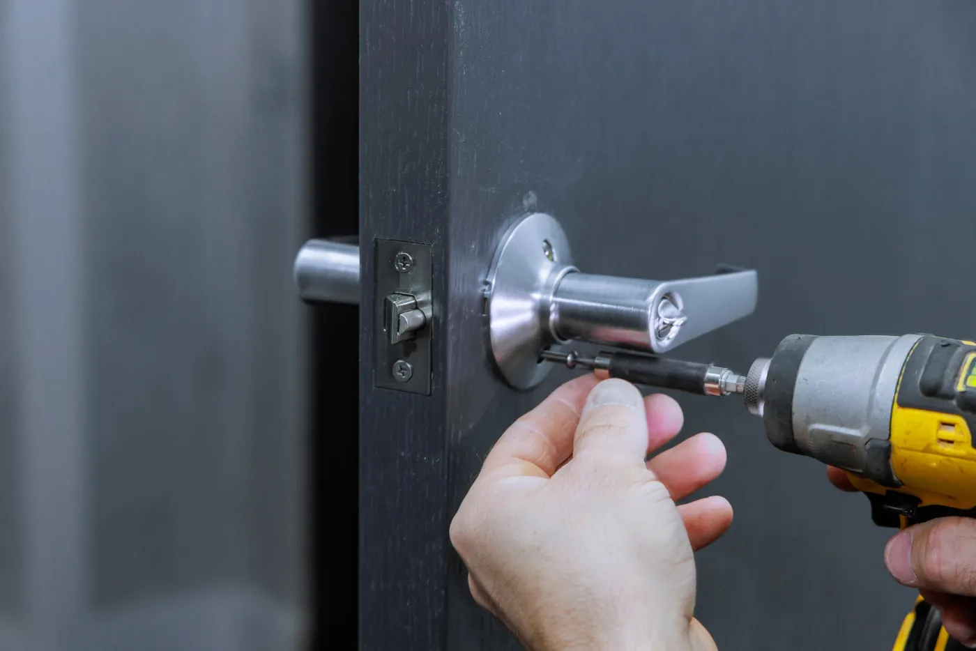 Réglage d'une serrure multipoints sur une porte à Rueil-Malmaison